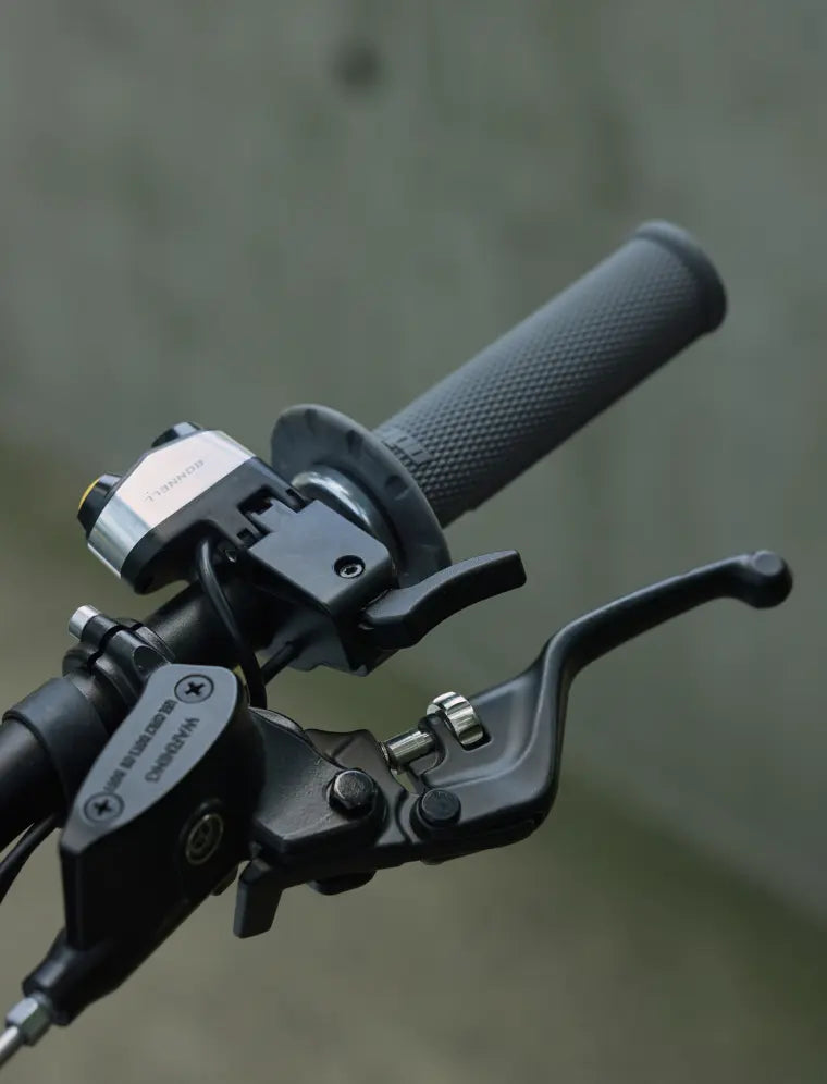 Close-up of the electronic finger lever on the handlebar